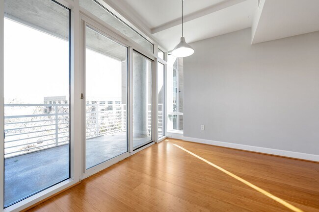 Building Photo - Light filled 1 bed/ 1 bath condo with balcony minutes to downtown Chapel Hill