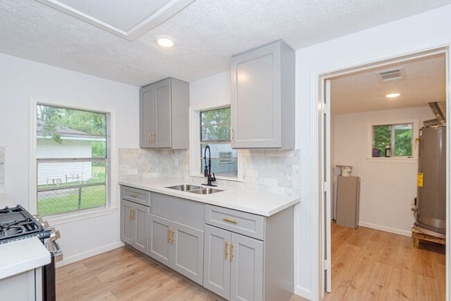 Building Photo - 2425 Fayle St