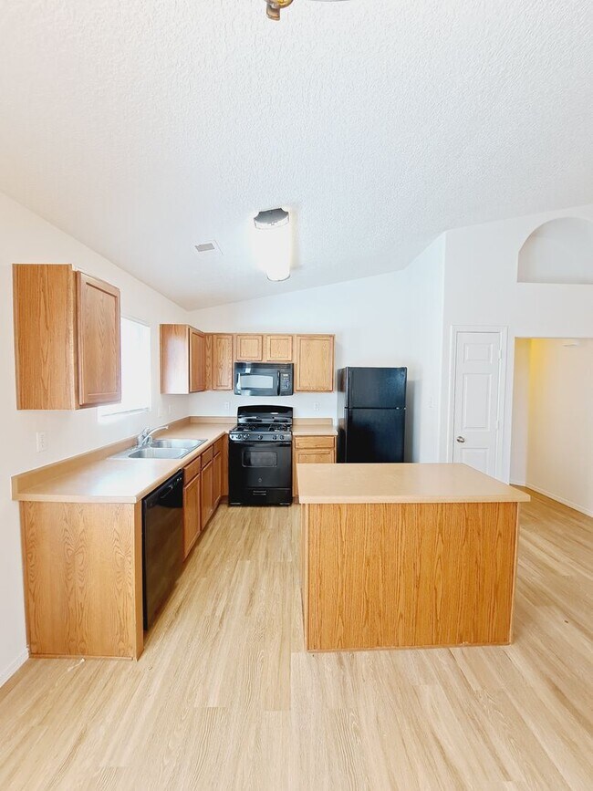 Building Photo - 3 bed 2 bath home in Huning Ranch. Great Yard!