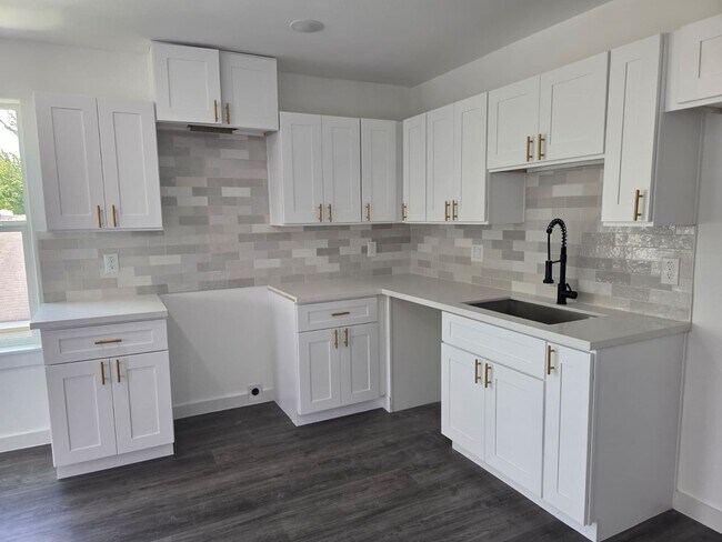 Building Photo - ? Stunning Duplex with Garage & Modern Fin...