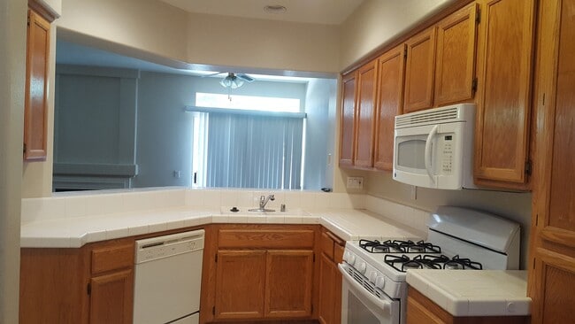 Building Photo - Dual Master Suite Townhome in Rancho Santa...