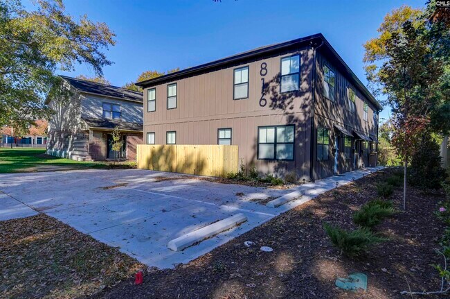 Building Photo - 816 Shull St