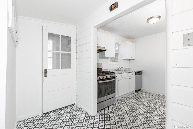 Building Photo - 160 Austin St