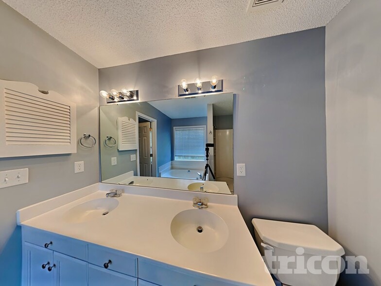 Building Photo - 7284 Green Meadow Ct