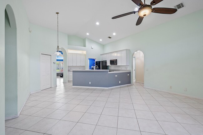 Building Photo - 500 N Cypress Dr