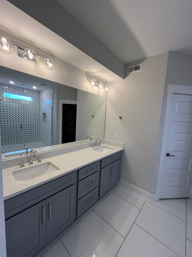 Building Photo - 413 35th Ave N