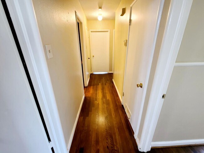 Building Photo - Great 3/2 Single Family Home in Casa Linda