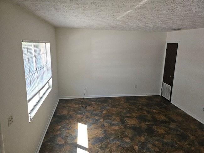 Building Photo - $1200 - 2/1.5 - Fresh Unfurnished - Arling...