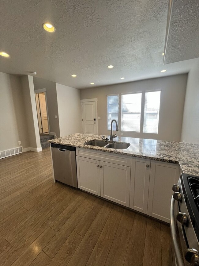 Building Photo - 1 MONTH FREE- 3 Bed, 2.5 Bath Townhome in Pleasant Grove