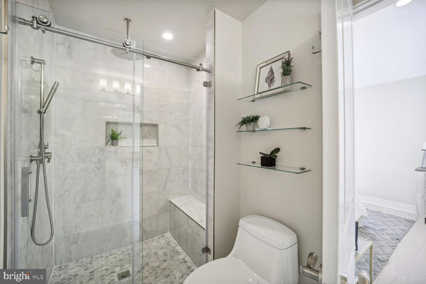 Building Photo - 901 Lawrence St NE