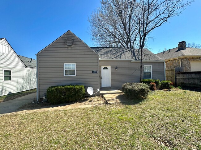 Primary Photo - 2 bedroom near 15th & Yale