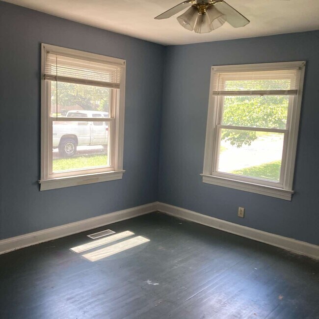 Building Photo - 2710 Lindsey Dr