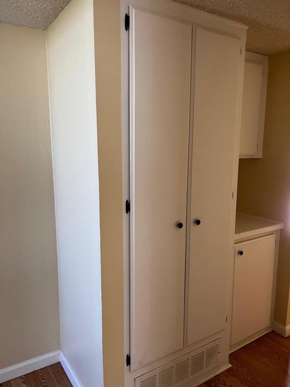 Building Photo - 120 E Ave Q7