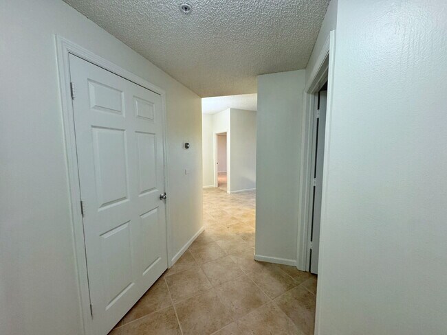 Building Photo - Las Palmas! 2 Bedroom | 2 Bathroom | Garage!