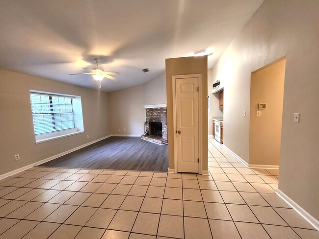 Building Photo - 2 bedroom duplex available for a move Marc...