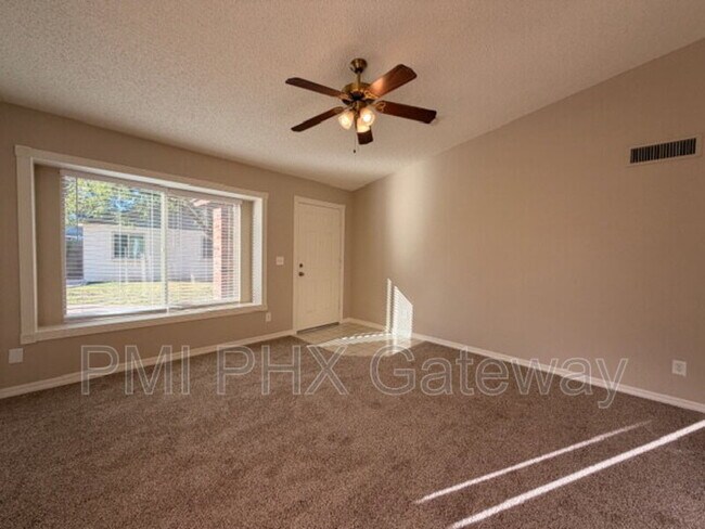 Building Photo - 5135 E Evergreen St