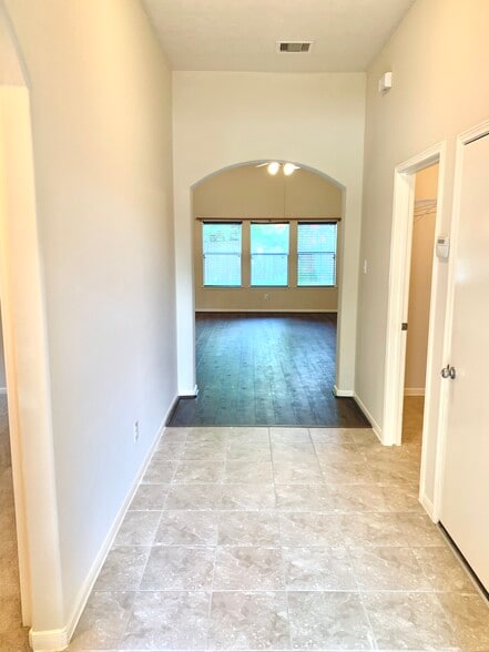 Entryway - 8922 Parlin Ridge Dr