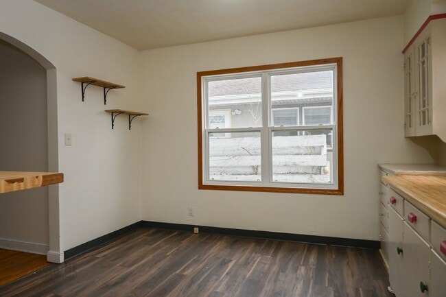 Building Photo - Large 6 Bedroom Home for Rent! Great Location on University!