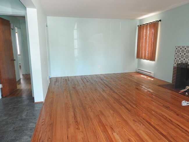 Building Photo - 2Bed 2Bath, Huge yard, PB location