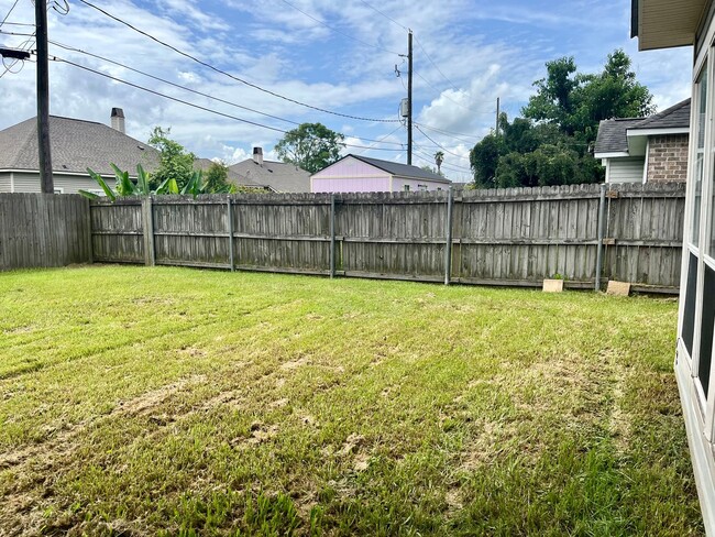 Building Photo - Beautiful home off Burbank Ready for you