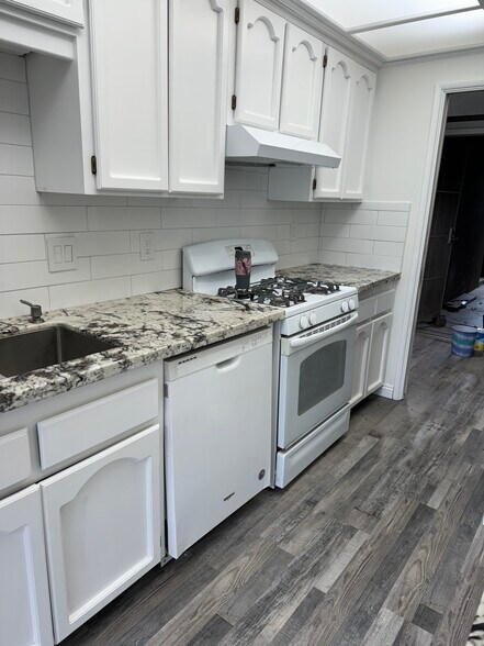 Primary Photo - 2185 W Nicolet St