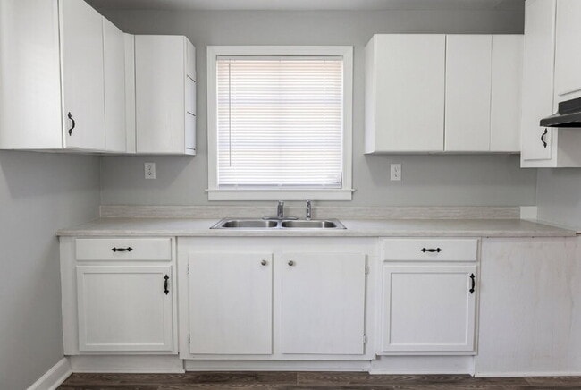 Building Photo - 352 Adams St