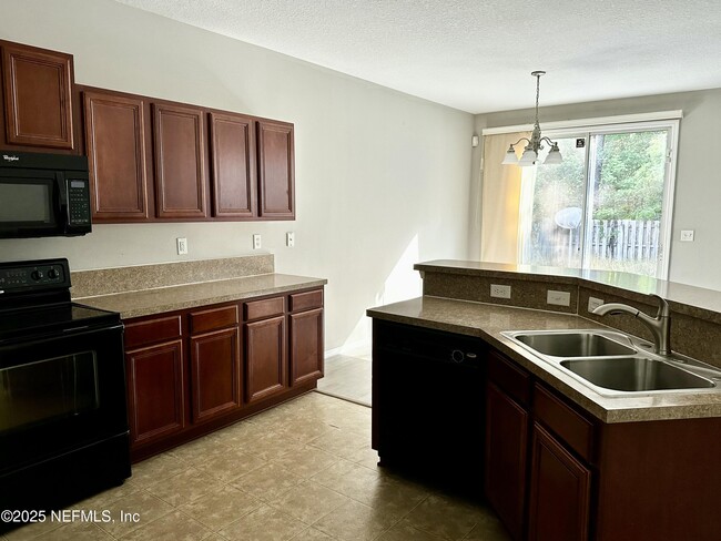 Building Photo - 11751 Silver Hill Dr