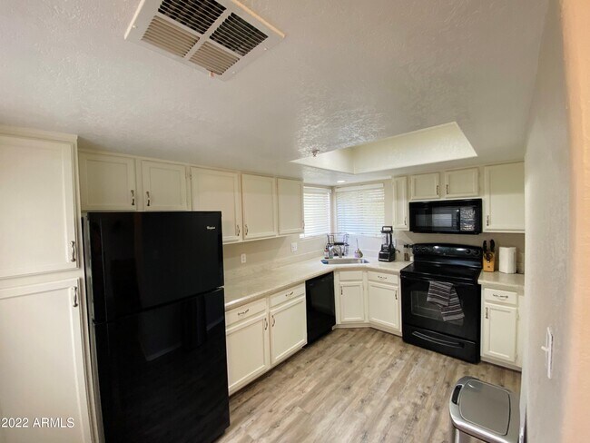 Building Photo - 6885 E Cochise Rd