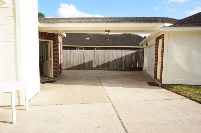 Building Photo - 4607 Forest Home Dr