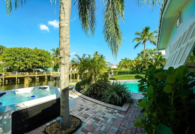 Building Photo - 2531 NE 47th St