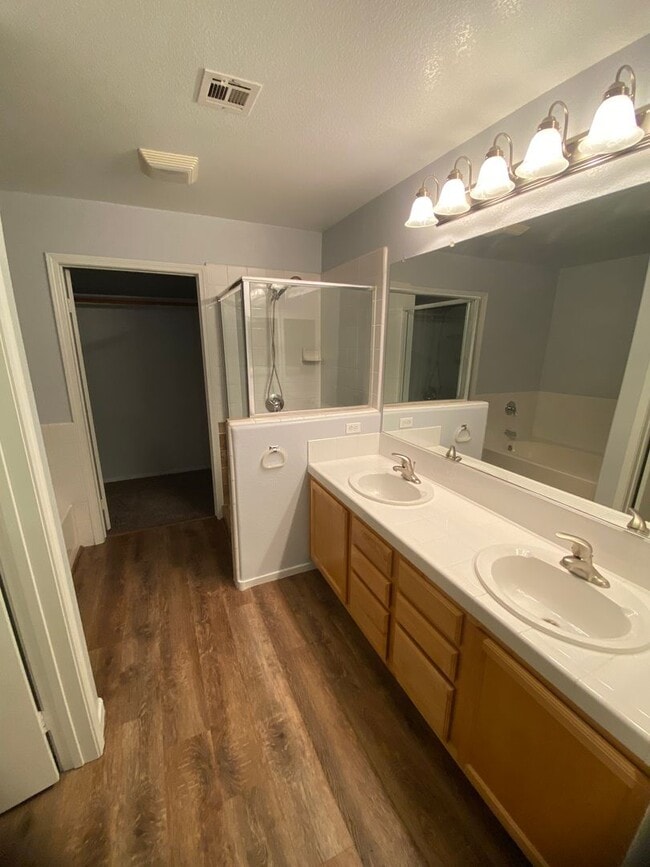 Building Photo - AMERICANA Property Mgmt - 3 beds Condo in ...