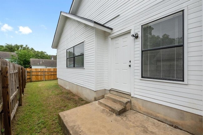 Building Photo - 2907 W Slaughter Ln