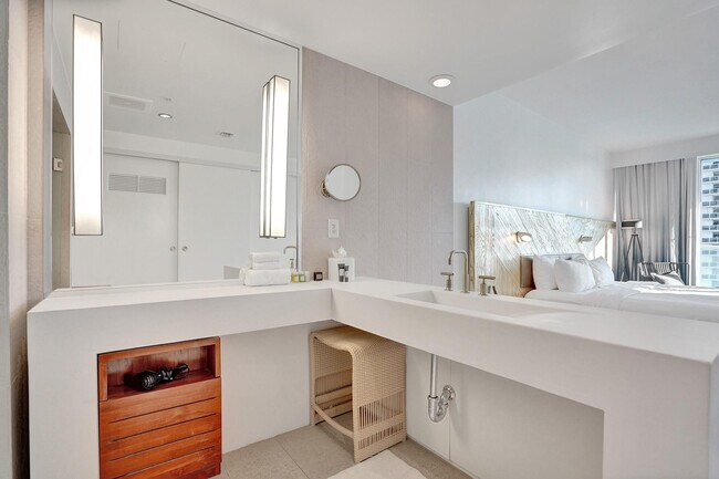 Building Photo - 3101 Bayshore Dr