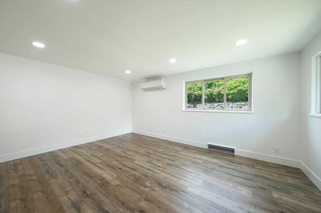Building Photo - 3bd/2ba Seattle Home