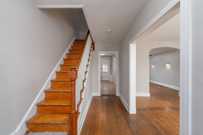 Building Photo - 3-Bedroom, 1.5 Bathroom Home in Belair-Edison