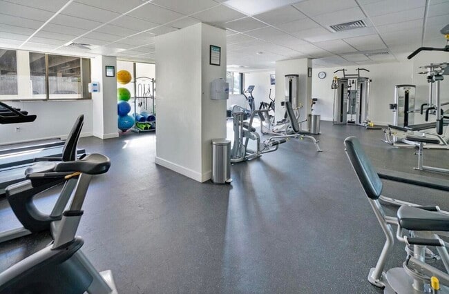 Building Photo - 5600 N Flagler Dr