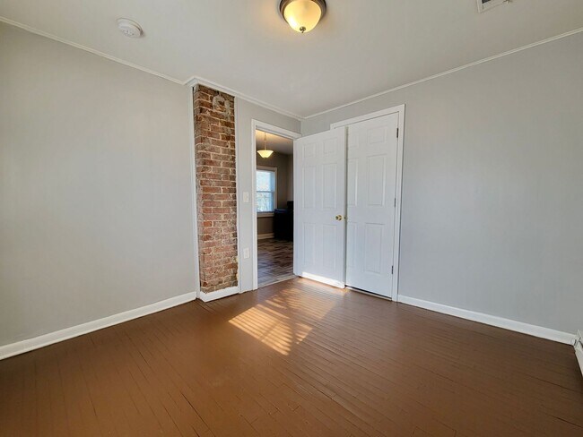 Building Photo - 1117 W 41st Terrace