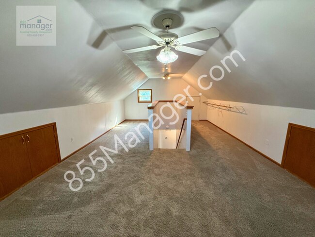 Building Photo - Updated 4-Bedroom with Primary Suite & Fen...