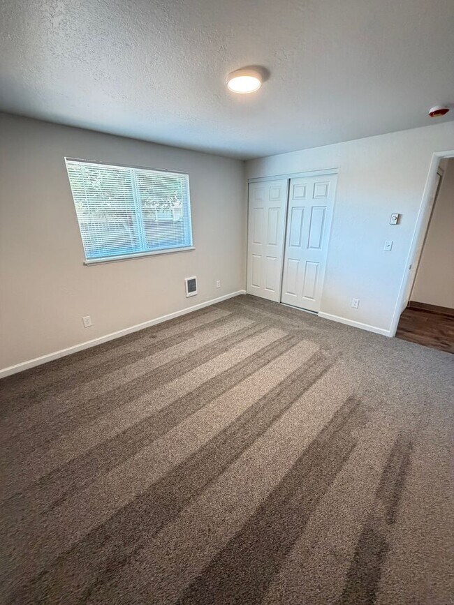 Building Photo - Charming 2 Bedroom Duplex With Fenced Yard In Quiet Neighborhood!