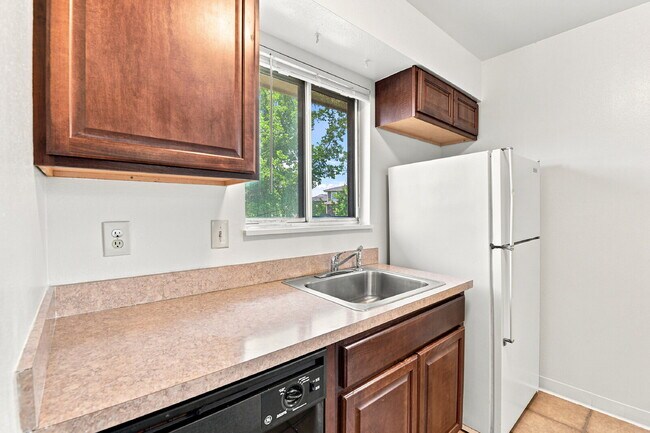 Building Photo - $1,445.95, 2 bed, 1 bath located in Denver with Central AC
