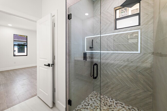 Building Photo - 3203 18th St W