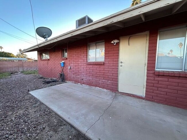 Building Photo - 1101 N April Cir