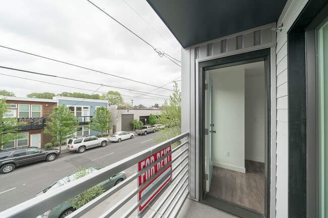 Building Photo - 2311 SE 11th Ave