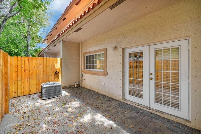 Building Photo - 3055 Riverside Dr