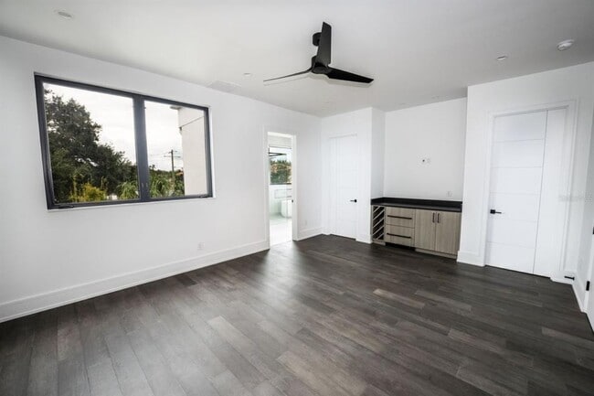 Building Photo - 3010 W Trilby Ave