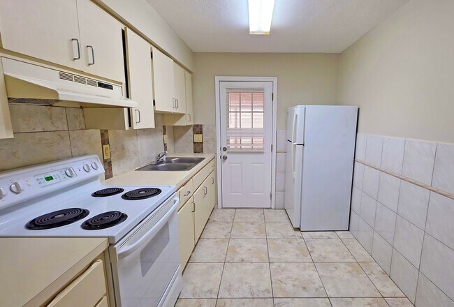 Building Photo - 2/1 Home in suberb location, pet friendly!