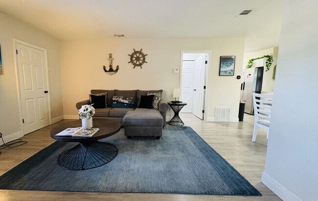 Building Photo - Spacious 4-bedroom 2-bathroom pool home