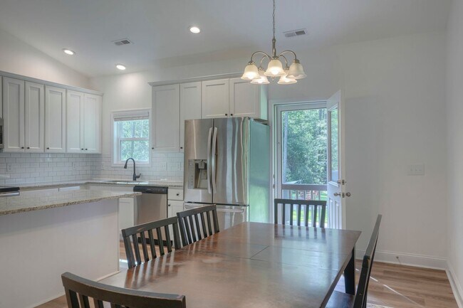 Building Photo - Charming 3 Bed, 2 Bath Home in Peaceful Ru...