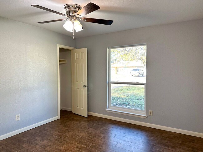 Building Photo - Lake Front 4 Bedroom / 2 Bath