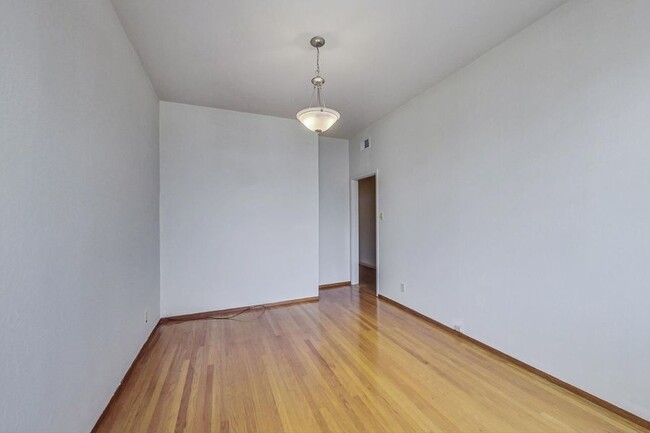 Building Photo - Spacious 1BD/1BA with Hardwood Floors